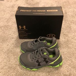 Boys size 12 brand new Under Armour gym shoes